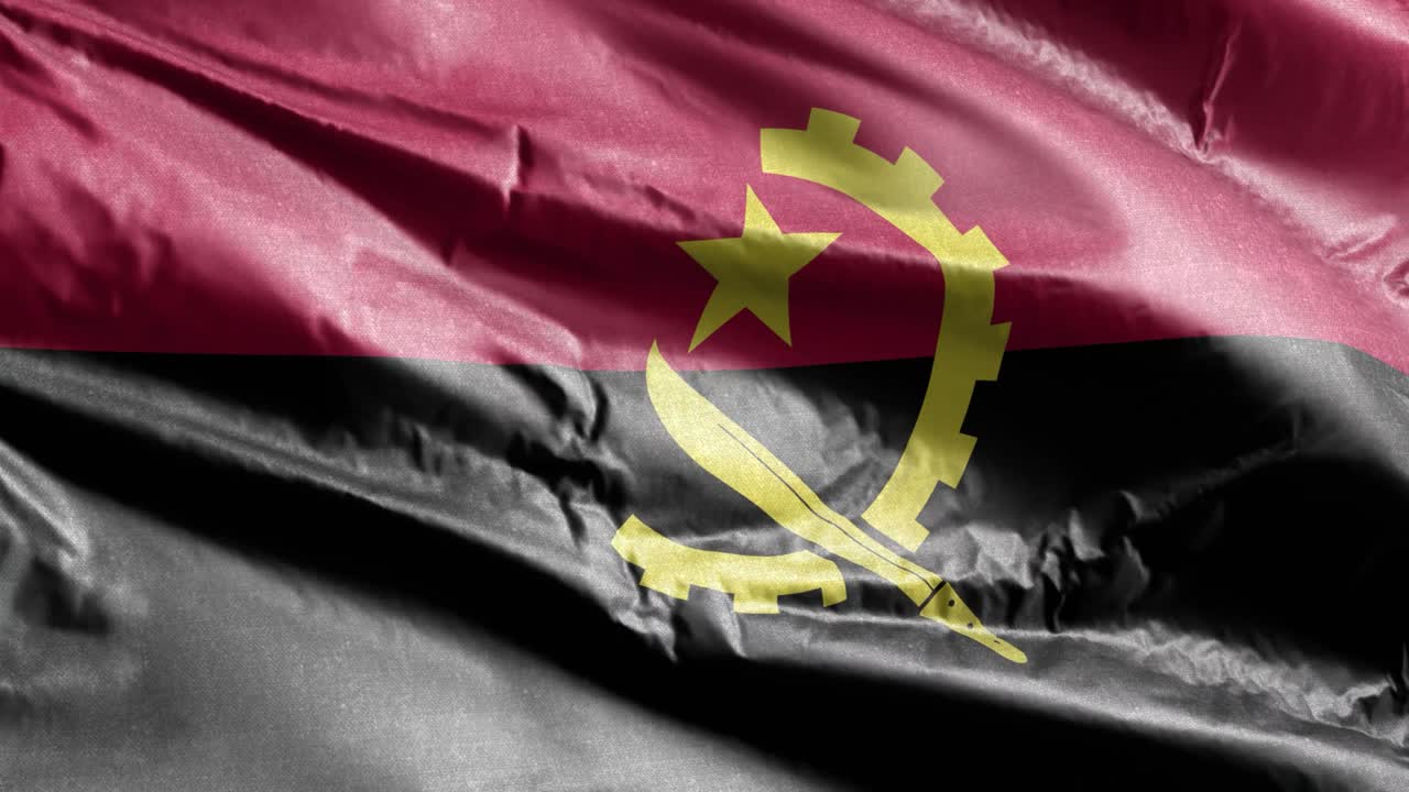 bandera textil de angola que se agita lentamente en el bucle del viento. estandarte angolan que se balancea suavemente en la brisa. tejido textil de tela. fondo de relleno completo. bucle de 20 segundos.