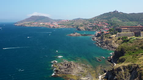 Toma-Aérea-Cerca-De-La-Ciudad-Histórica-Y-El-Puerto-De-Collioure-Y-La-Frontera-Española-Francesa-En-El-Mar-Mediterráneo