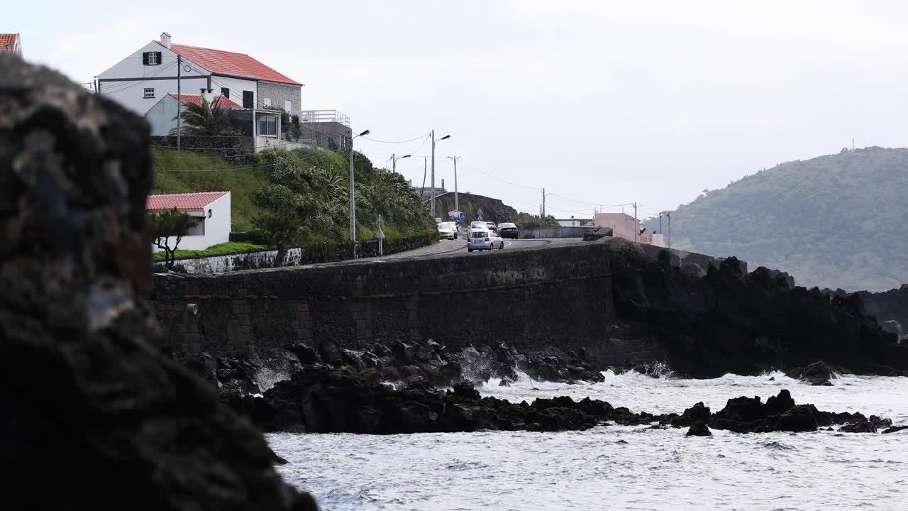 Traffico sulla strada costiera a São Mateus da Calheta, Isola Terceira, Portogallo