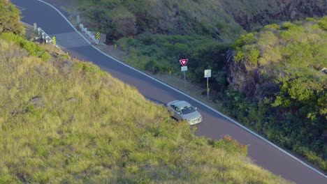 vista aérea de un conductor en la isla hawaiana de maui.