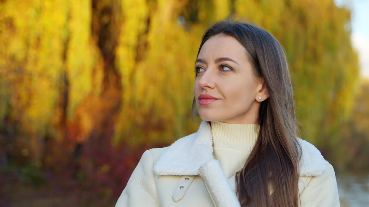 Donna in autunno Park