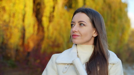 mujer en el parque de otoño