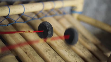 toma manual en cámara lenta de alguien tocando un xilófono indonesio