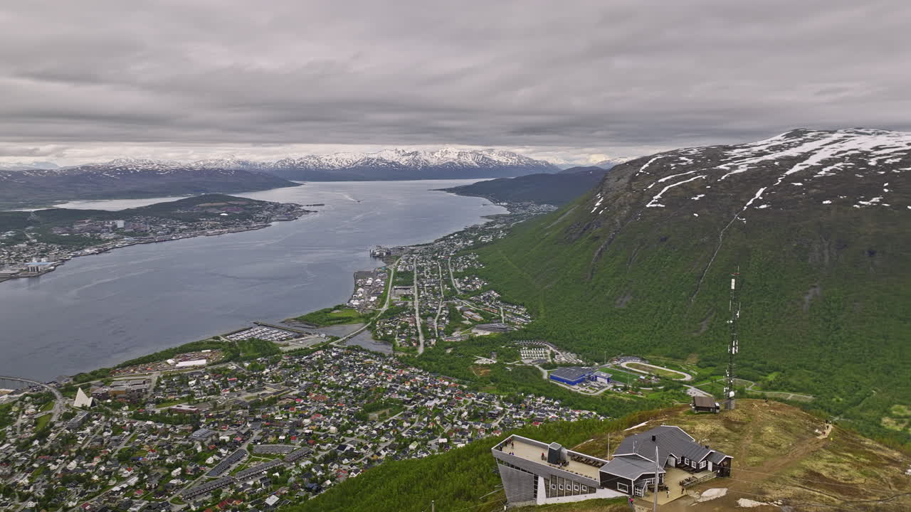 tromsø norway 공중 v17 파노라마 뷰 플라이오버 storsteinen 산 캡처 fjellstua 케이블카, tromsdalen 도시 풍경, tromsøya 섬 및 산악 풍경 - mavic 3 cine으로 촬영 - 2022년 6월
