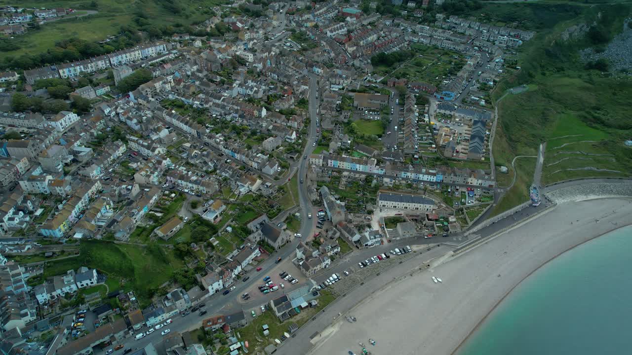 체실 해변과 포틀랜드 섬의 포틀랜드 해변 도로 위로 공중을 기울입니다.