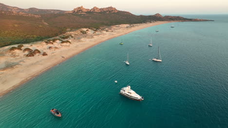 Luxusyachten-Am-Ankerplatz-In-Der-Bucht-Von-Roccapina-Auf-Korsika-Bei-Sonnenuntergang