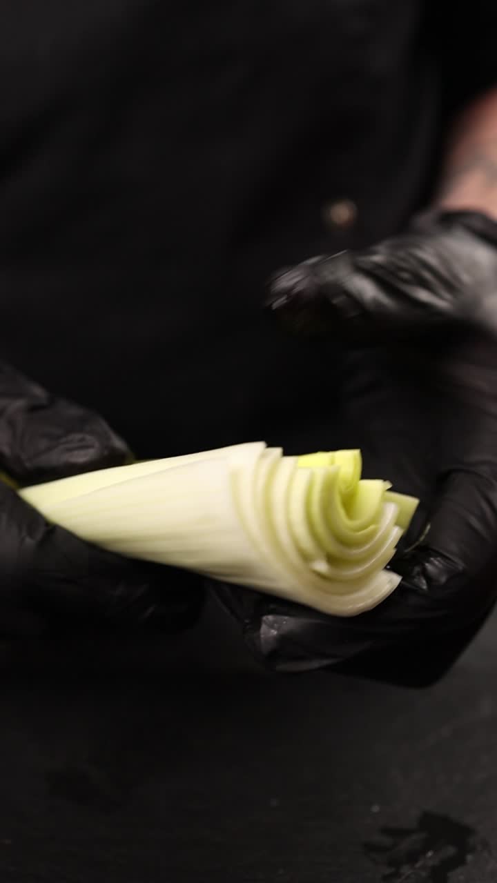 chef preparando alho-poró