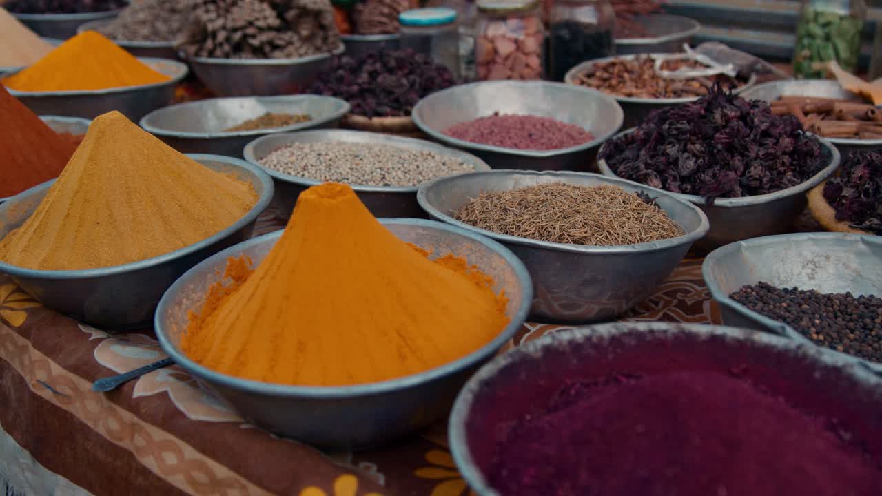especias tradicionales egipcias colocadas en la mesa de la tienda en la calle del mercado de la aldea nubia, aswan, egipto