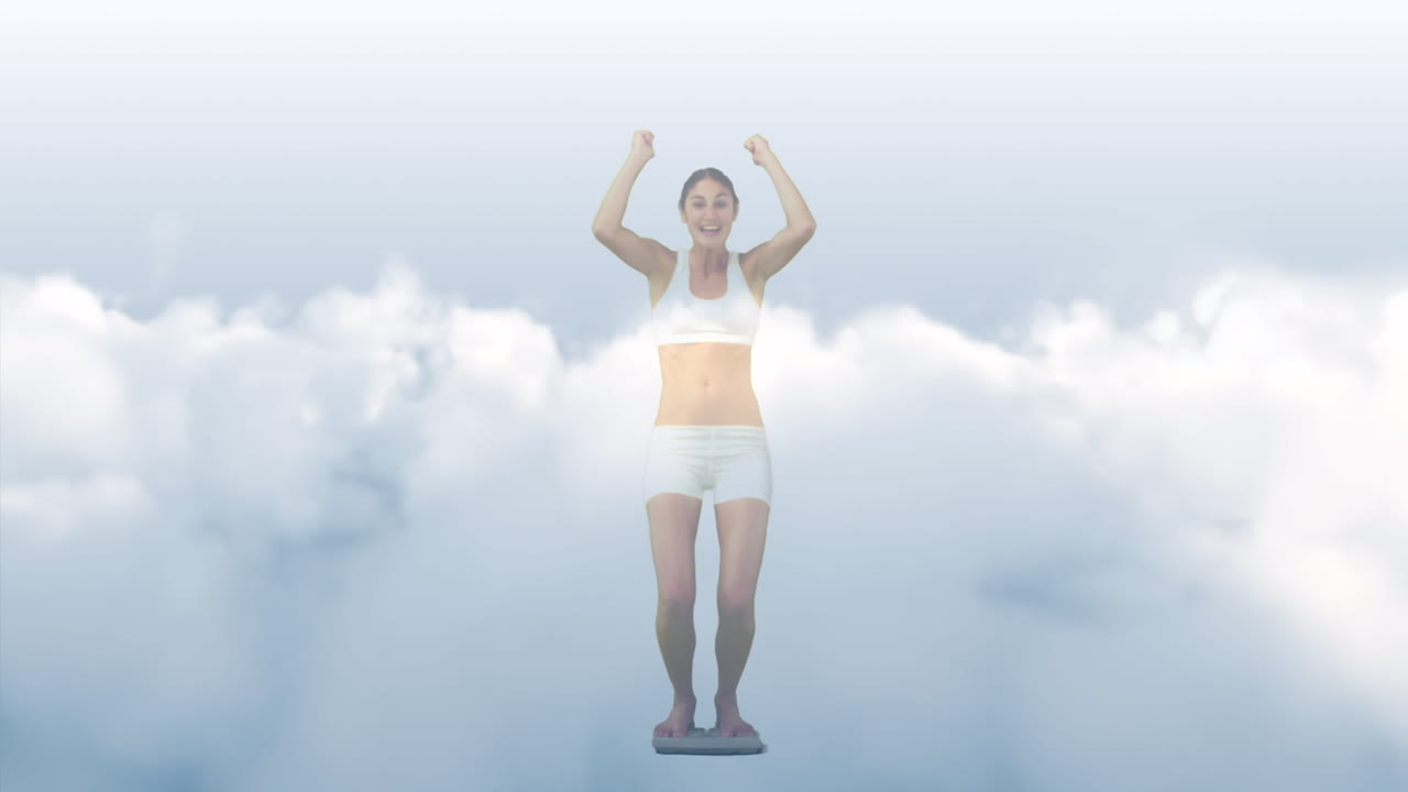 두 인종의 여성이 축하하는 구름이 있는 하늘의 애니메이션