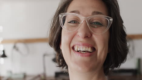 retrato de una feliz trabajadora caucásica con gafas en un estudio de joyas en cámara lenta.