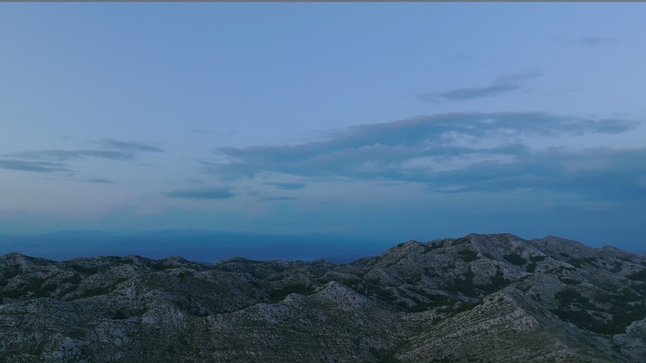 vuelo aéreo hacia adelante sobre la cordillera de biokovo en croacia durante la hora azul