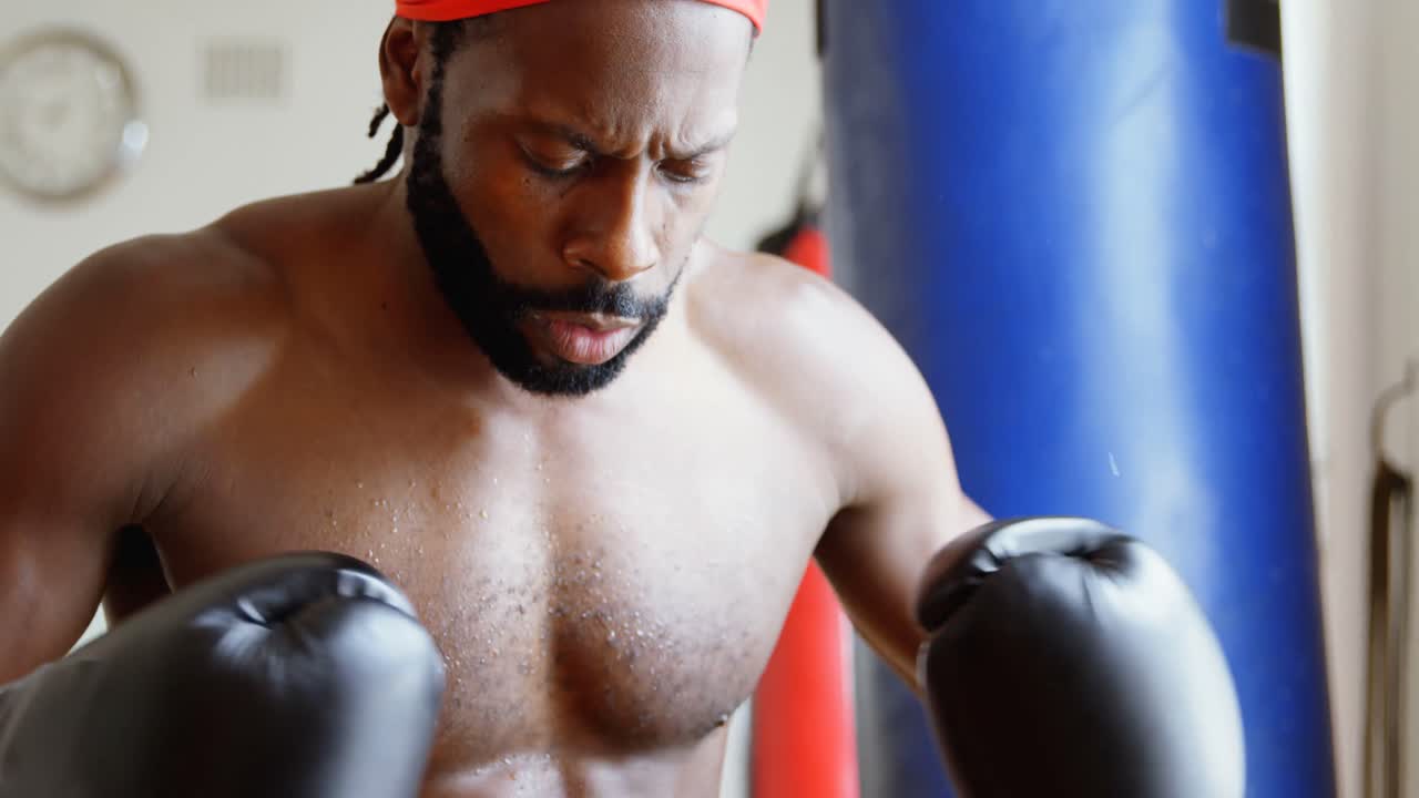 피트니스 스튜디오 4k에서 공격적인 분위기의 남성 권투 선수