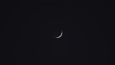 Foto-De-Teleobjetivo-De-Una-Luna-Creciente