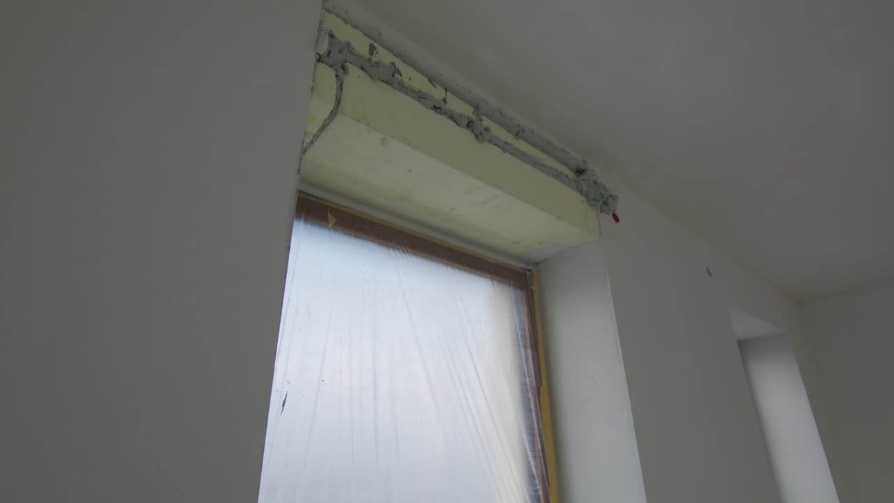 Ripresa in parallasse dell'isolamento di un architrave di finestra, ripresa in parallasse in interni
