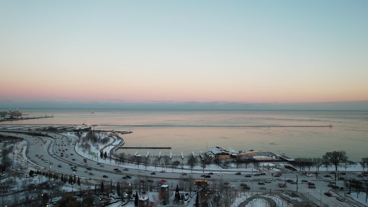 넓은 바다가 보이는 시카고 아름다운 해안가의 공중 촬영