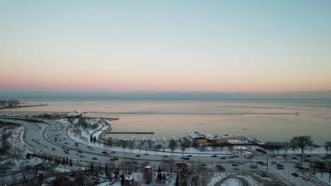 toma aérea de la hermosa costa de chicago con amplia vista al mar