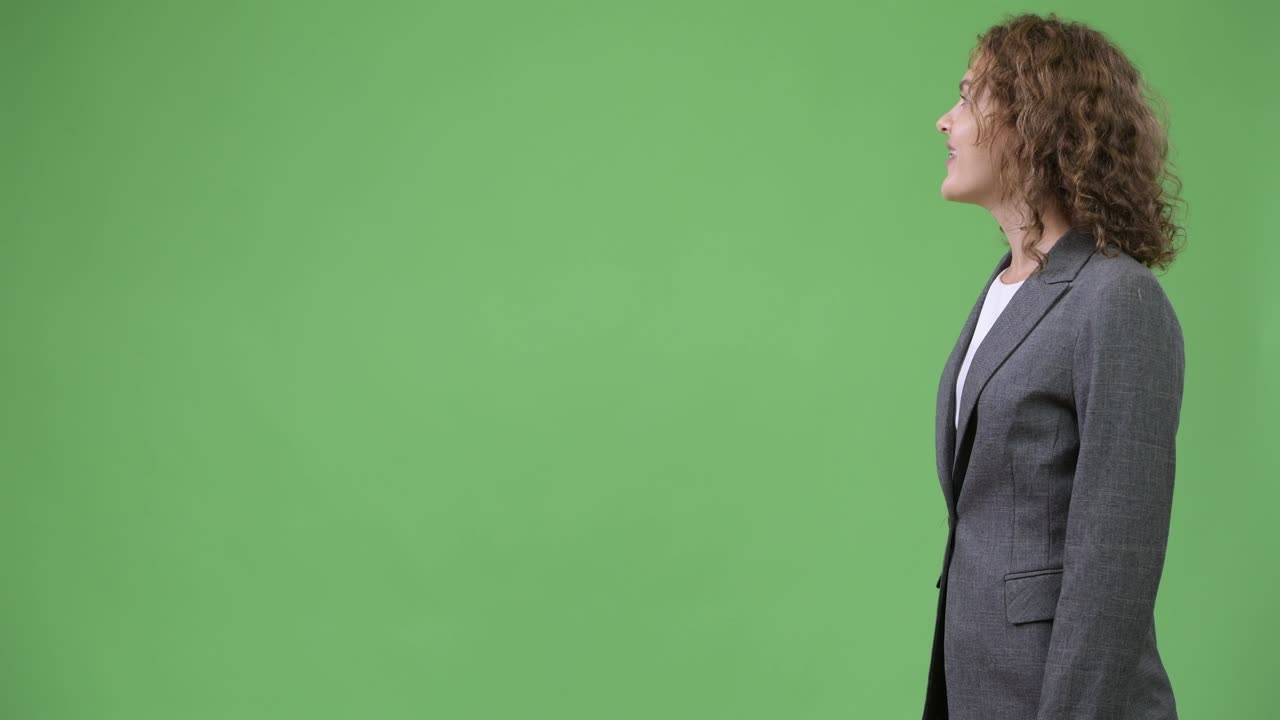 vista de perfil de una joven feliz y hermosa mujer de negocios sonriendo