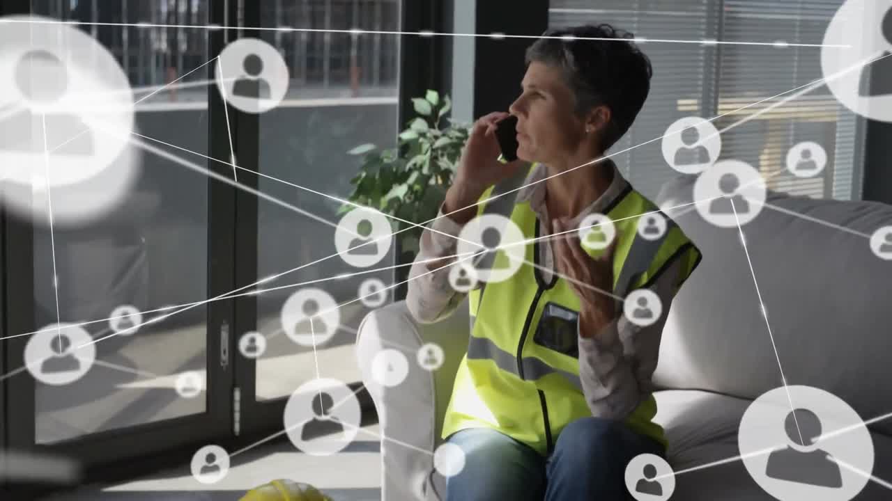 animación de una red de iconos digitales sobre una mujer usando un teléfono inteligente