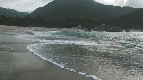 Kleine-Wellen,-Die-Am-Ufer-Des-Strandes-Im-Tayrona-Park,-Kolumbien,-Zusammenstoßen