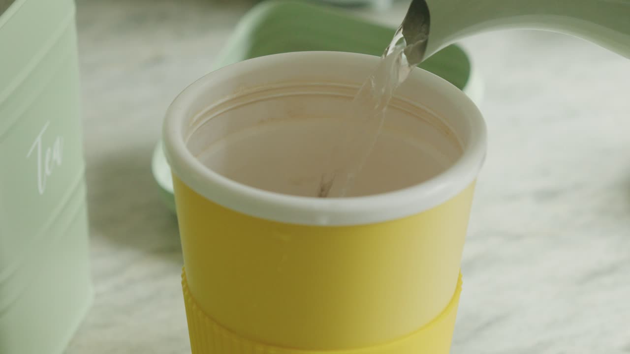 verter agua en una taza para hacer una taza de té