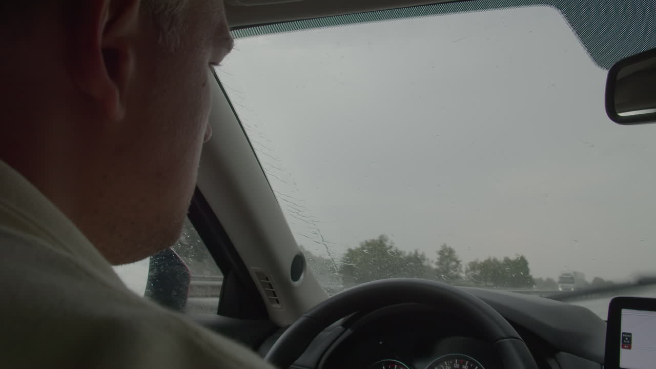 고속도로에서 비가 내리고 운전