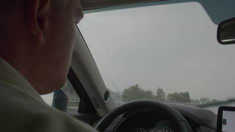 conduciendo bajo la lluvia en una autopista