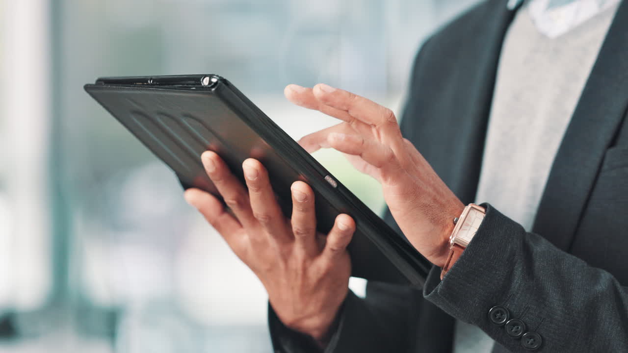 태블릿을 사용하는 사업가