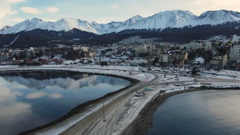 Bahia-Junto-A-Un-Pueblo-Montañoso-Cubierto-De-Nieve