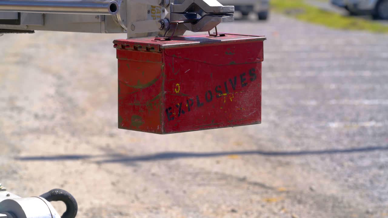 로 ⁇  팔이 폭발성 프로프를 들고 있습니다.