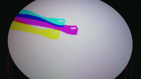 Bunte-Handgemachte-Schattenpuppe,-Die-Spaß-Beim-Spielen-In-Mehrfarbigem-Licht-Hat,-Spielerisches-Spiel-Mit-Regenbogenfarben-Silhouette-Kunstkonzept