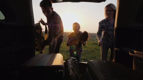 the family with the child came to rest get things out of the trunk of the car