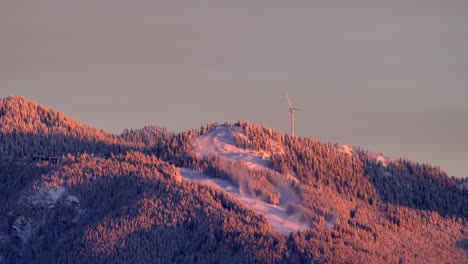 Cerca-De-La-Pista-De-Esquí-De-La-Montaña-Grouse-Y-La-Turbina-Eólica-A-La-Hora-Dorada