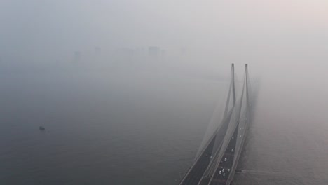 Disparo-De-Drones-En-Aumento-Del-Gran-Puente-Colgante-Bandra-Worli-Sealink-Mumbai-En-Un-Día-Brumoso