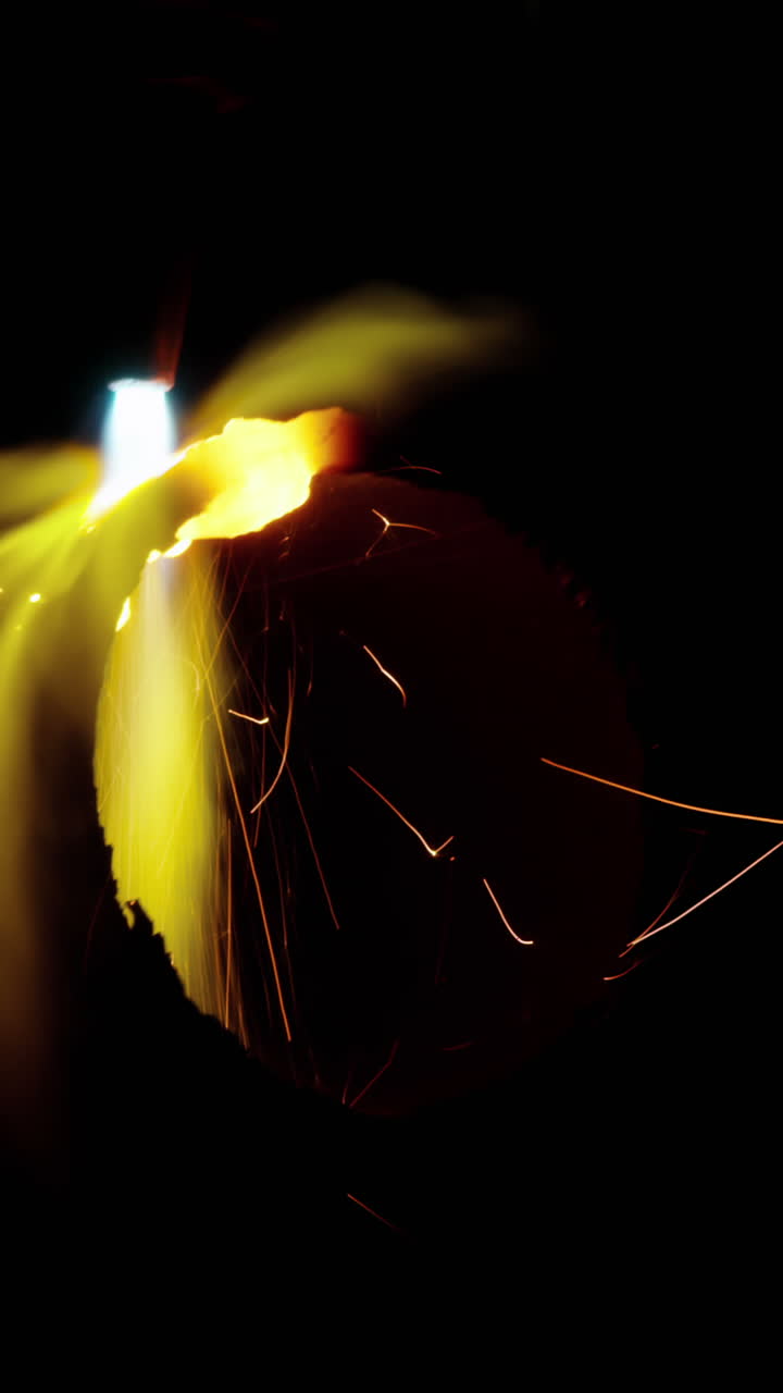 soldador que suelda un metal