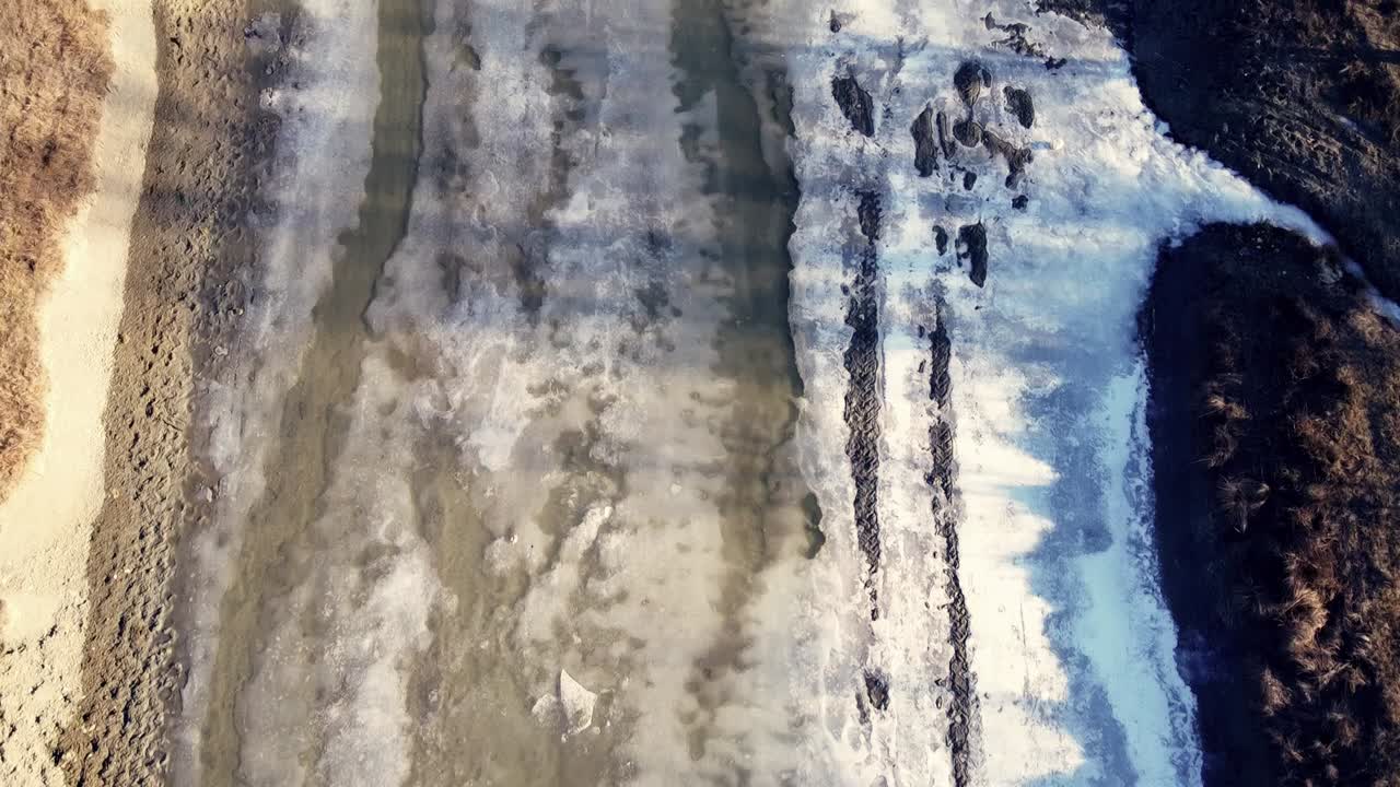 toma de drones del bosque y un río helado del país a fines del otoño