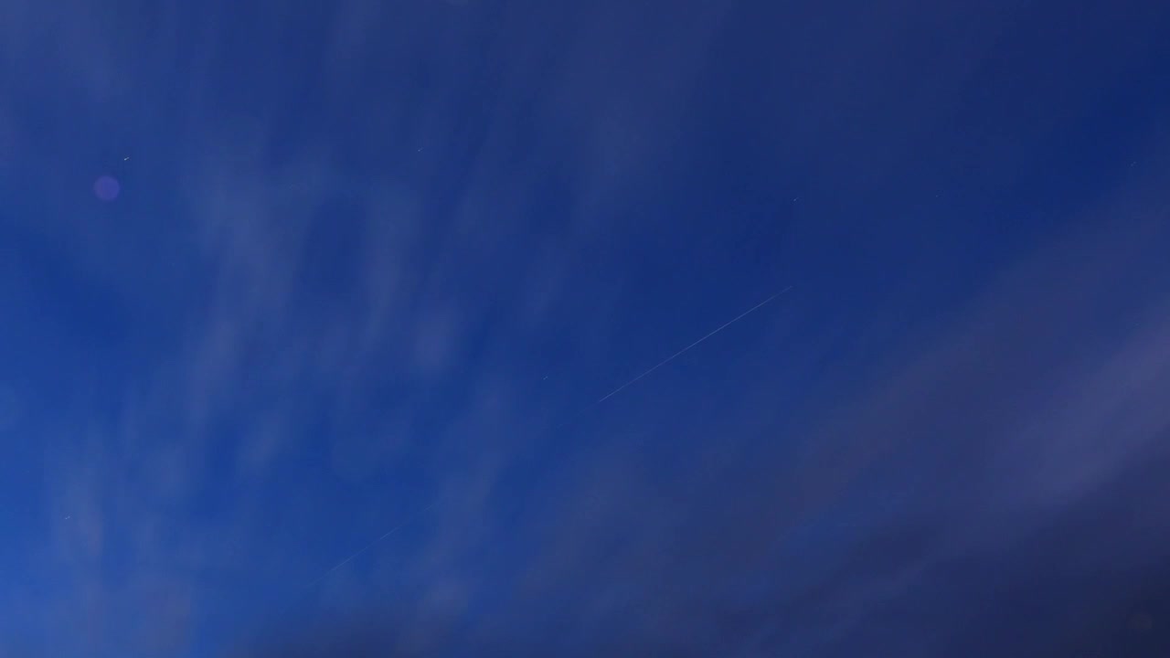 Langit malam yang diambil dengan time-lapse, bintang dan planet bergerak melintas-3