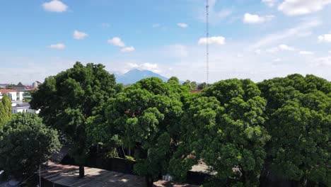 Disparar-Desde-Abajo-Hacia-Arriba-Mostrando-El-Hermoso-Volcán-Y-El-Clima-Soleado-En-La-Ciudad-De-Yogyakarta