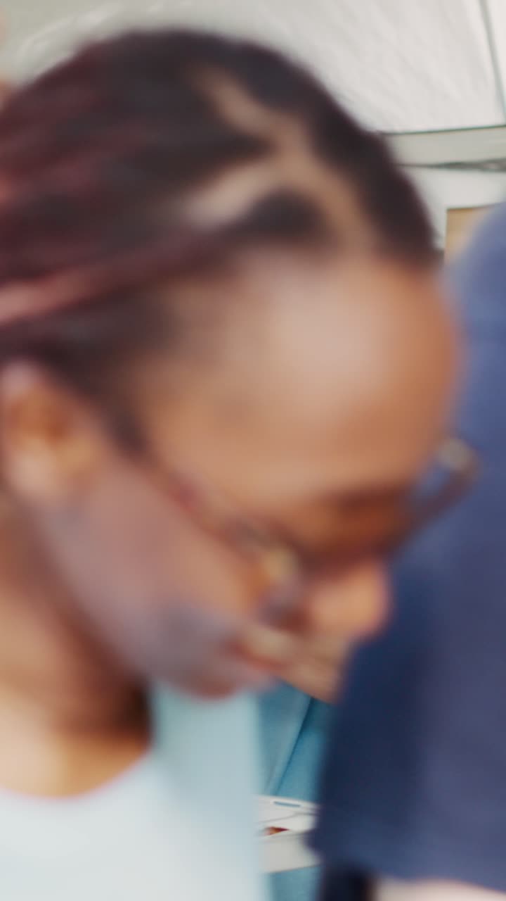 Video verticale Donna volontaria aiuta uomo anziano
