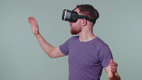 hombre usando realidad virtual tecnología futurista auriculares vr casco para jugar simulación de videojuego 3d