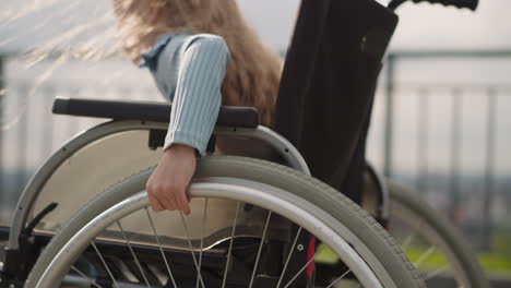 Hands-of-little-girl-with-curly-hair-spinning-large-wheels