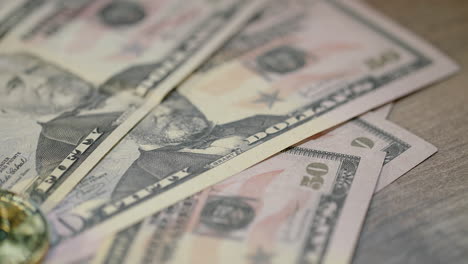concepto de negocio de bitcoin con monedas de oro en billetes de dólar.
