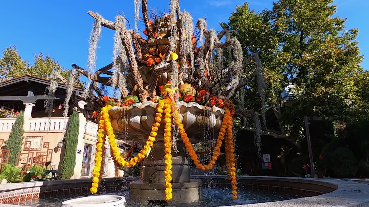 La fontana principale nel villaggio commerciale e artistico Tlaquepaque, Sedona, Arizona, è decorata con scheletri di cactus, muschio, zucche ornamentali, viti e zucche per l'autunno.
