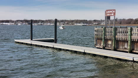 Sign-that-indicates-where-boats-can-LAUNCH-in-harbor