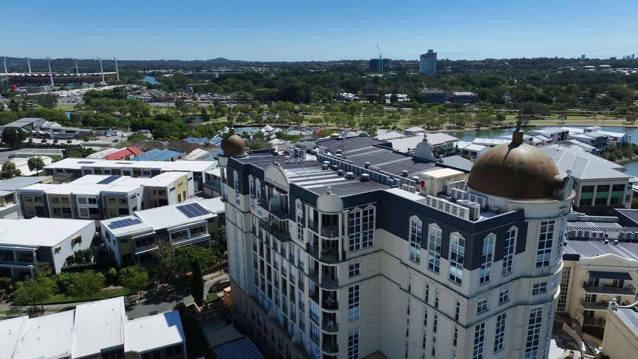 Emerald Lakes offers a picturesque European-inspired village setting, drone videos showcase its unique charm, featuring vibrant architecture, tranquil canals, and scenic lakes