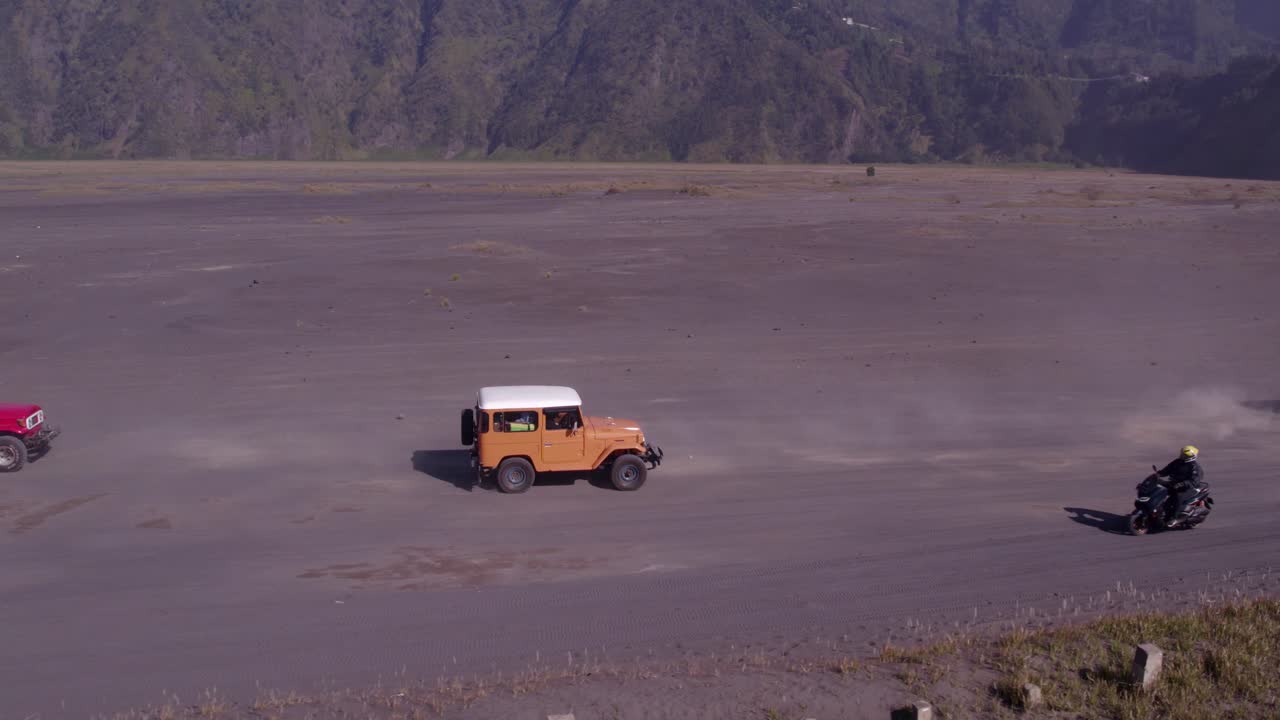Jipes dirigindo pela poeira no Bromo, Indonésia