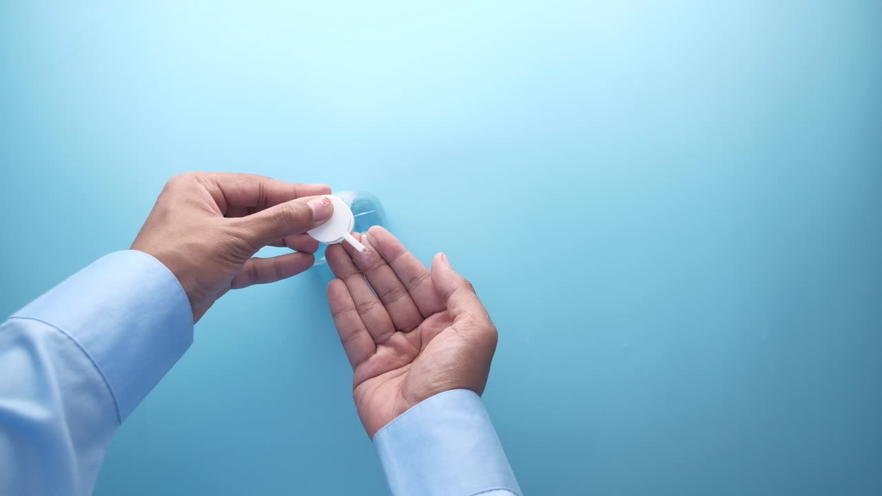 Applicare il disinfettante per le mani