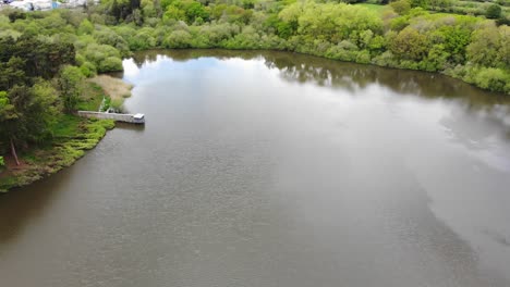 Toma-De-Antena-Hacia-Adelante-Del-Embalse-De-Acelga-Reserva-Natural-Bird-Hide-En-Somerset,-Inglaterra