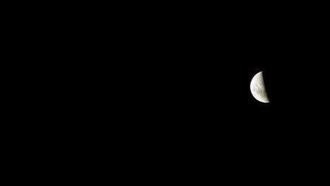 la luna en la lejanía