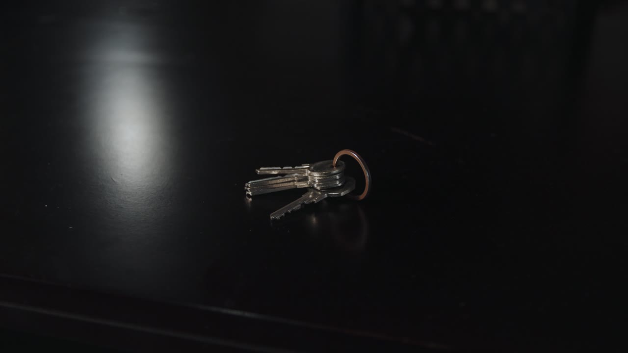 чья-то рука берет ключ от дома на мраморе