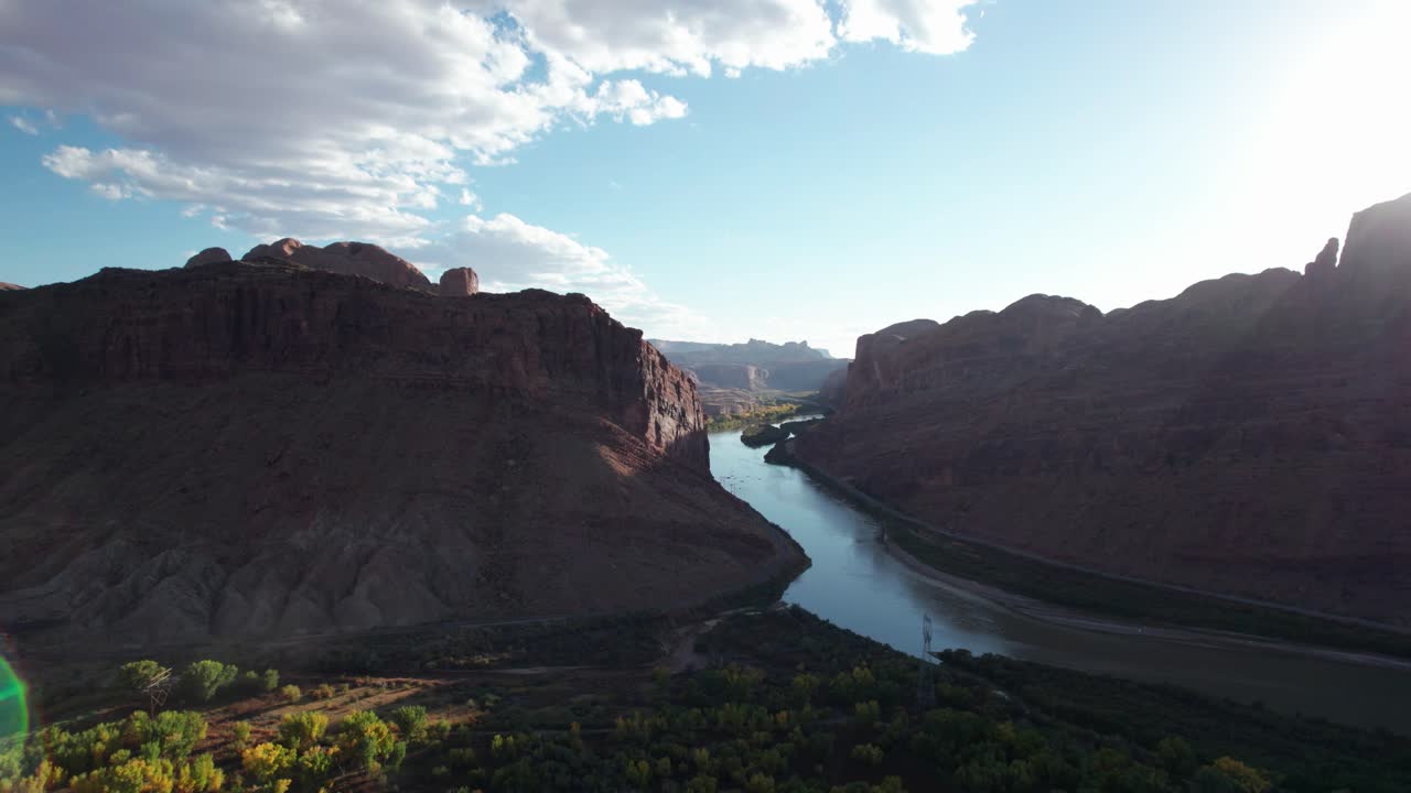 Droneoptagelse af en kløftdal uden for Moab, Utah ved solnedgang.